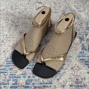 👡 Sigerson Morrison gold Noah flat sandals. Size 38. NWT.